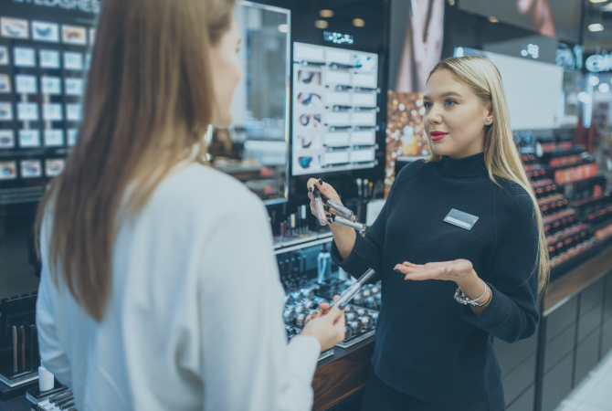 CSI Business Consulting-store manager talking with client